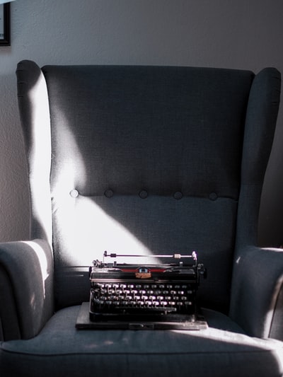 灰色沙发上的黑白盲文打字机